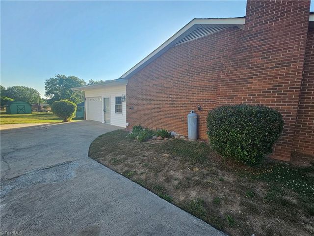 1867 Hickory Tree Road, Winston-salem, NC 27127