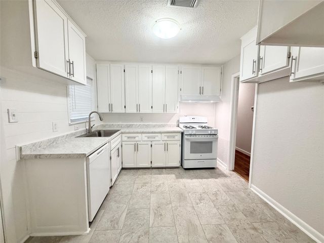 209 Laurel Street, Lake Jackson, TX 77566