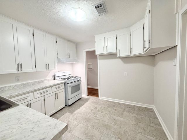 209 Laurel Street, Lake Jackson, TX 77566