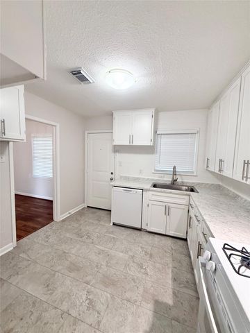 209 Laurel Street, Lake Jackson, TX 77566