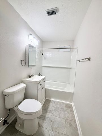 209 Laurel Street, Lake Jackson, TX 77566