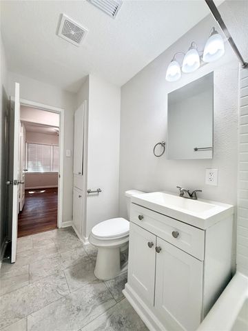 209 Laurel Street, Lake Jackson, TX 77566