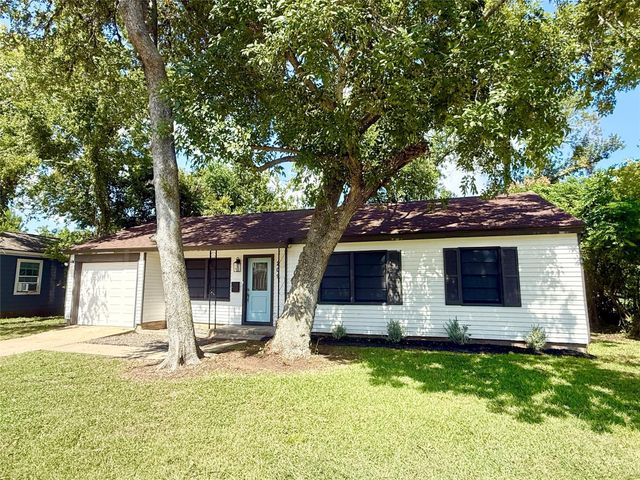 209 Laurel Street, Lake Jackson, TX 77566