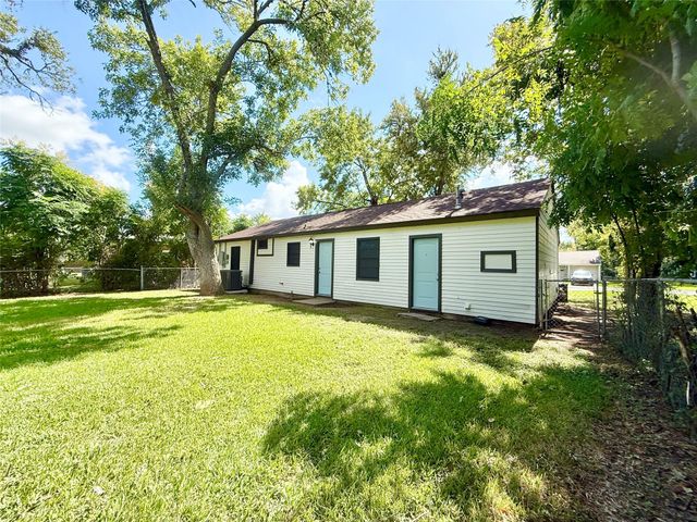 209 Laurel Street, Lake Jackson, TX 77566