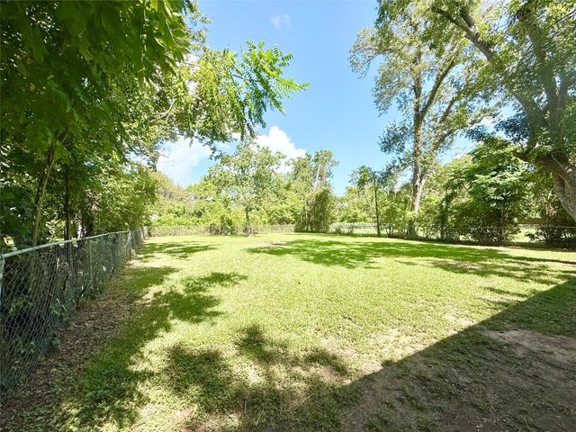 209 Laurel Street, Lake Jackson, TX 77566