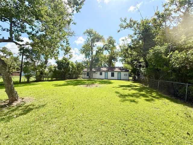 209 Laurel Street, Lake Jackson, TX 77566