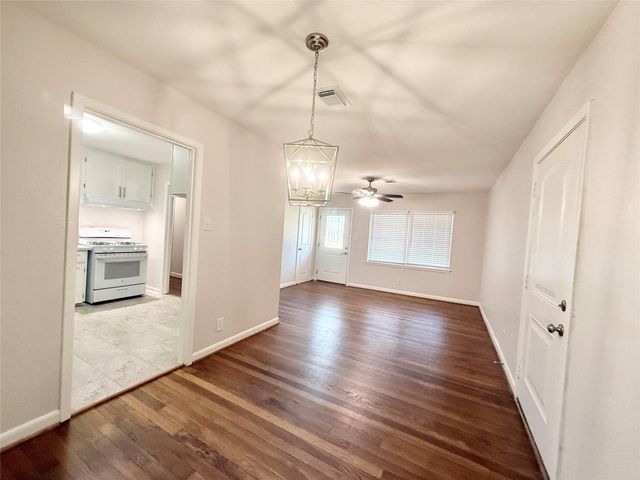 209 Laurel Street, Lake Jackson, TX 77566