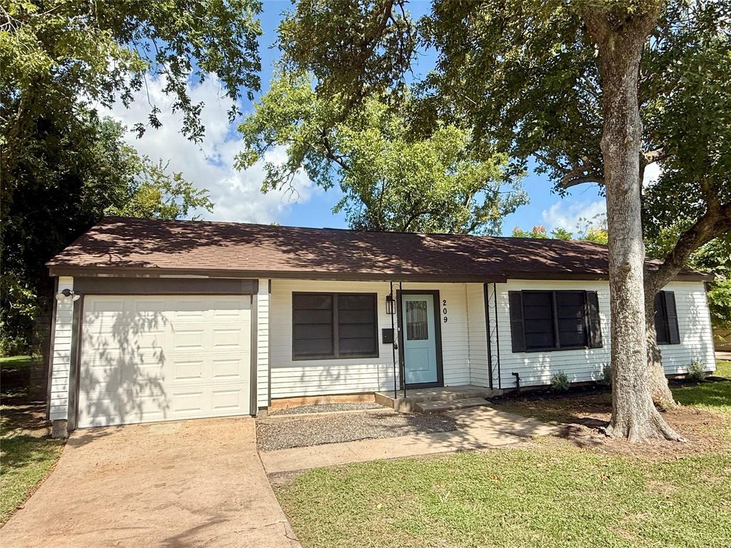 209 Laurel Street, Lake Jackson, TX 77566