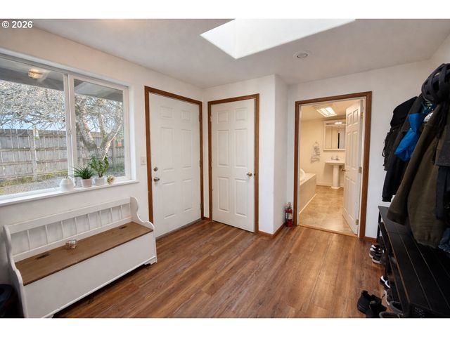 1203 OAK St, Amity, OR 97101