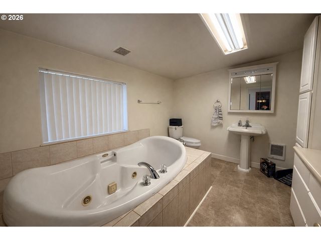 1203 OAK St, Amity, OR 97101