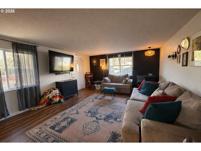 1203 OAK St, Amity, OR 97101