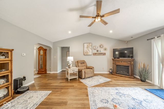 6279 Briargate Drive, Zionsville, IN 46077