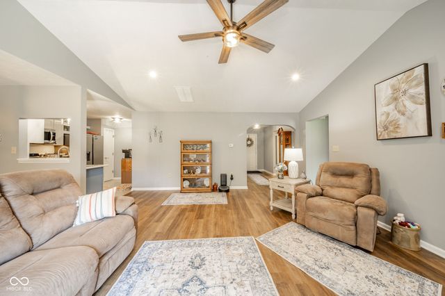 6279 Briargate Drive, Zionsville, IN 46077