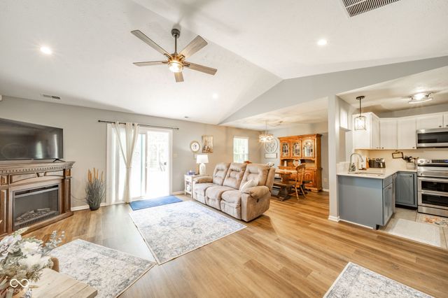 6279 Briargate Drive, Zionsville, IN 46077