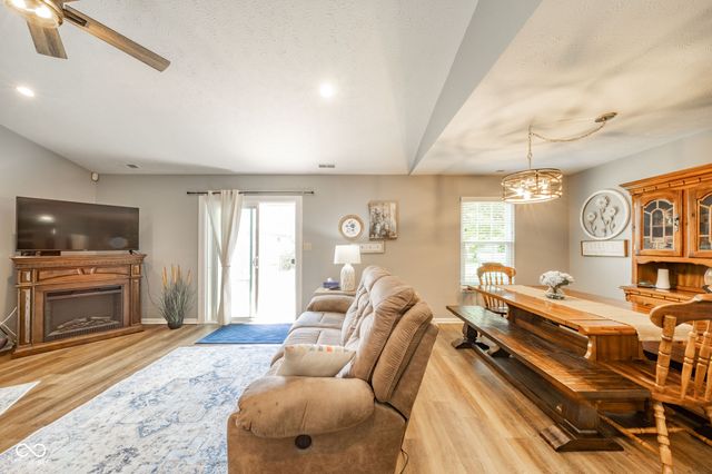 6279 Briargate Drive, Zionsville, IN 46077