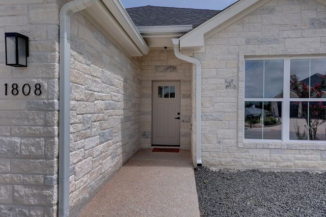 1808 N Chateau Lane, Kerrville, TX 78028