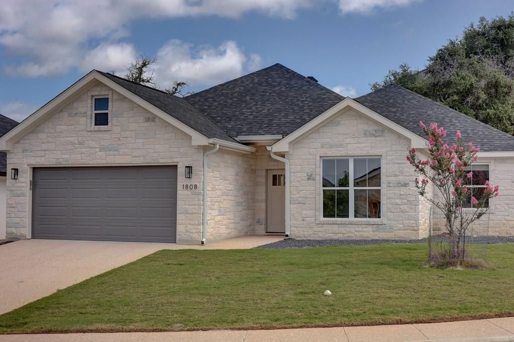 1808 N Chateau Lane, Kerrville, TX 78028