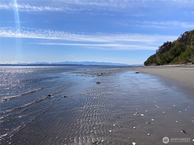 7895 San Juan Avenue, Clinton, WA 98236