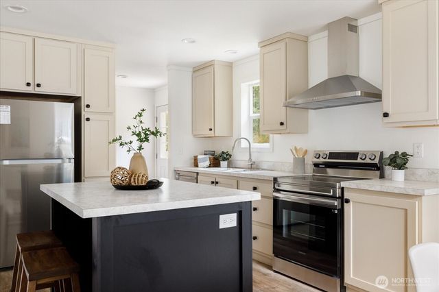 7895 San Juan Avenue, Clinton, WA 98236