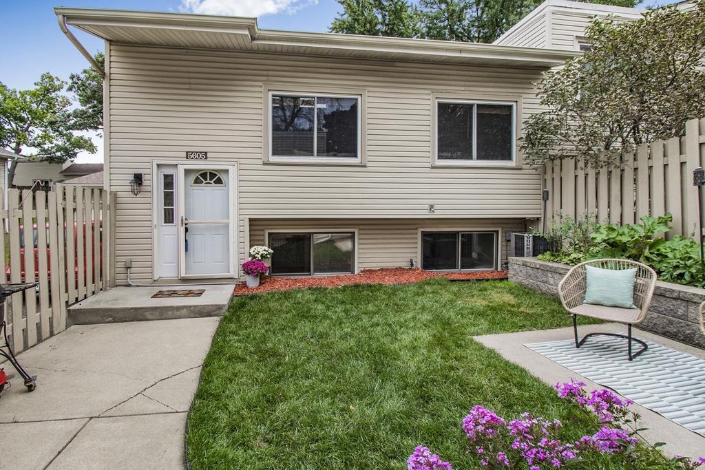 5605 W Bavarian Pass, Fridley, MN 55432