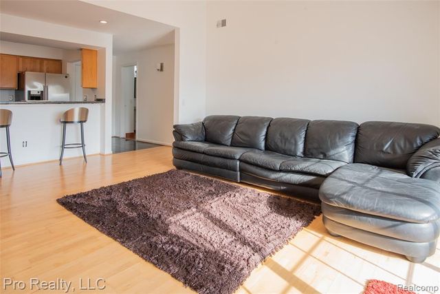 3559 Port Cove Drive 25, Waterford, MI 48328