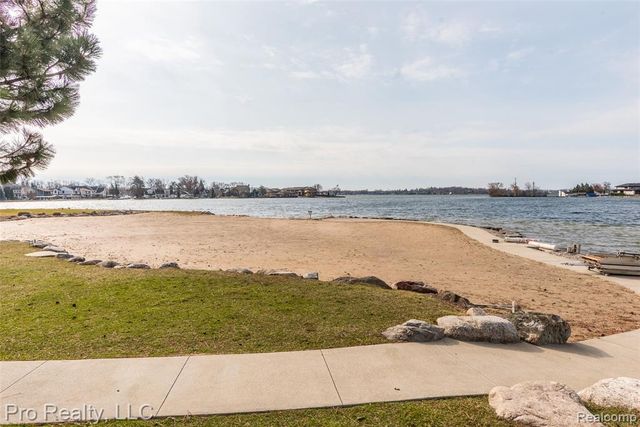 3559 Port Cove Drive 25, Waterford, MI 48328