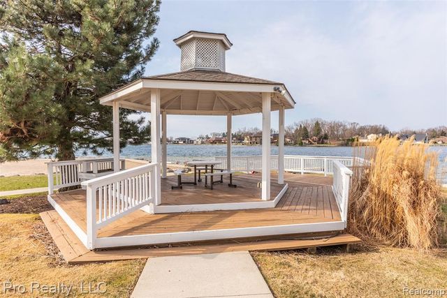 3559 Port Cove Drive 25, Waterford, MI 48328