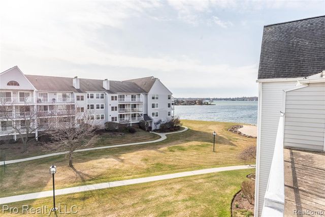 3559 Port Cove Drive 25, Waterford, MI 48328