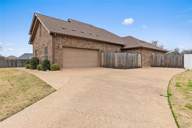 61 North Shore Circle, Waco, TX 76708