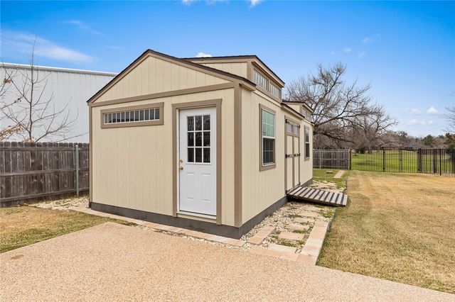 61 North Shore Circle, Waco, TX 76708
