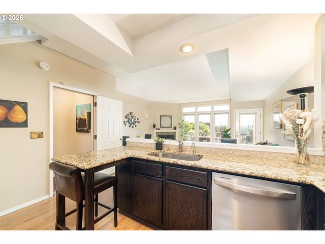 5028 Sw VIEW POINT Ter, Portland, OR 97239