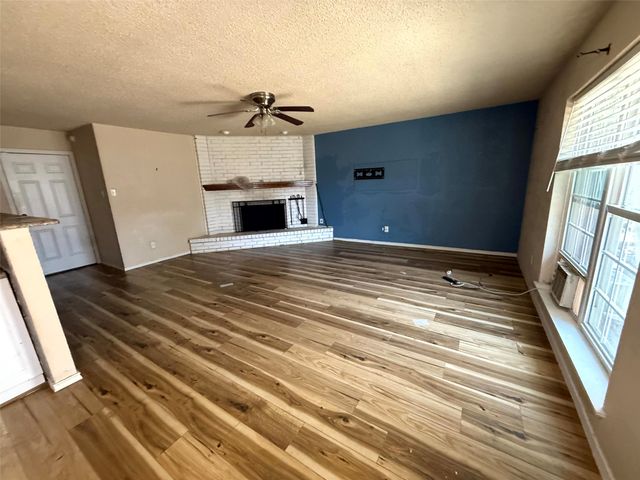 305 S Willow Street, Mansfield, TX 76063