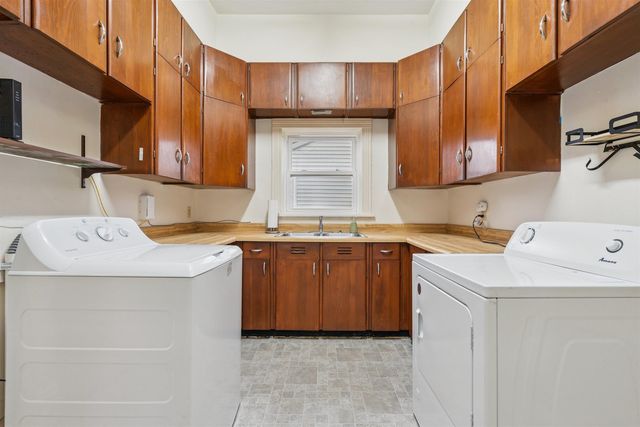 200 E Butler Street, Manchester, IA 52057