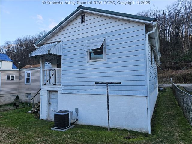 2509 Third Avenue, East Bank, WV 25067