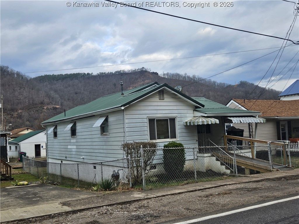 2509 Third Avenue, East Bank, WV 25067