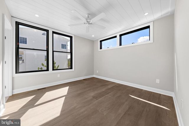 11 E 30TH ST, Barnegat Light, NJ 08006
