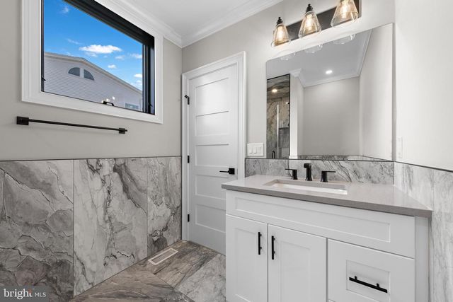 11 E 30TH ST, Barnegat Light, NJ 08006