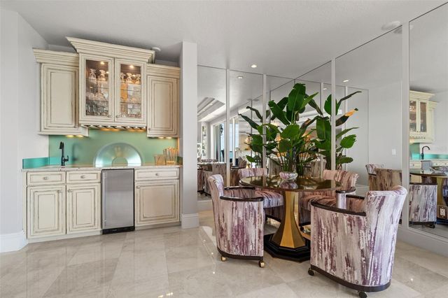 464 GOLDEN GATE POINT 703, Sarasota, FL 34236