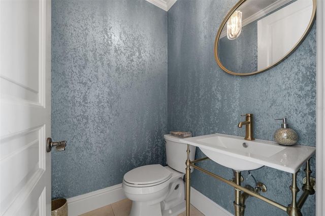 464 GOLDEN GATE POINT 703, Sarasota, FL 34236