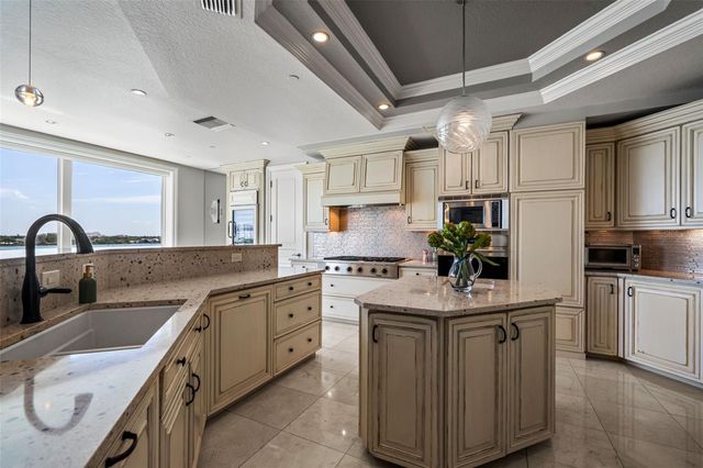 464 GOLDEN GATE POINT 703, Sarasota, FL 34236