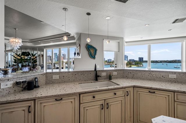464 GOLDEN GATE POINT 703, Sarasota, FL 34236