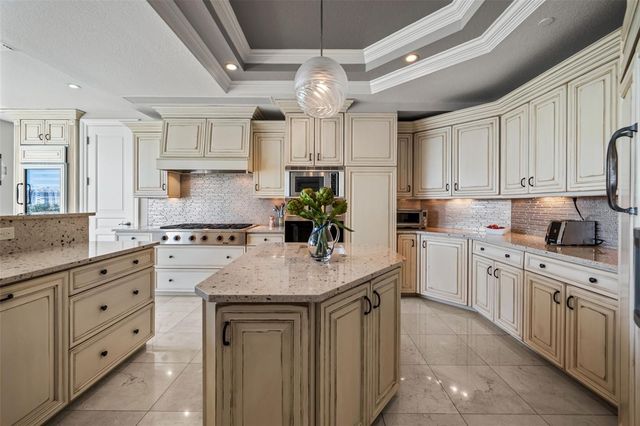 464 GOLDEN GATE POINT 703, Sarasota, FL 34236