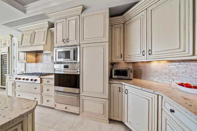 464 GOLDEN GATE POINT 703, Sarasota, FL 34236