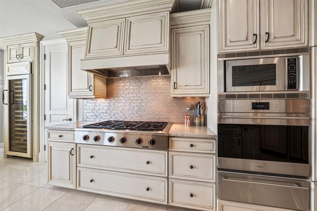 464 GOLDEN GATE POINT 703, Sarasota, FL 34236