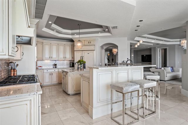 464 GOLDEN GATE POINT 703, Sarasota, FL 34236