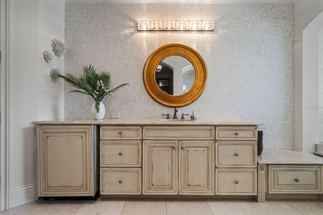 464 GOLDEN GATE POINT 703, Sarasota, FL 34236