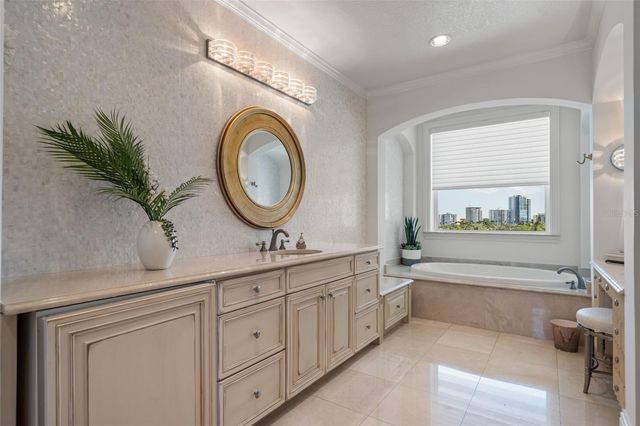 464 GOLDEN GATE POINT 703, Sarasota, FL 34236