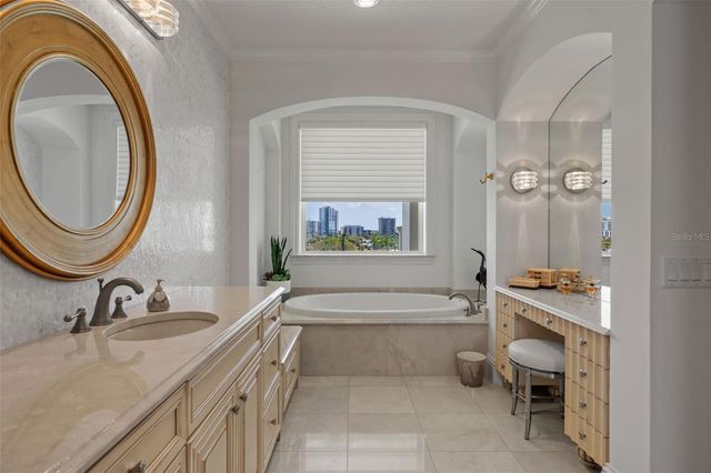 464 GOLDEN GATE POINT 703, Sarasota, FL 34236