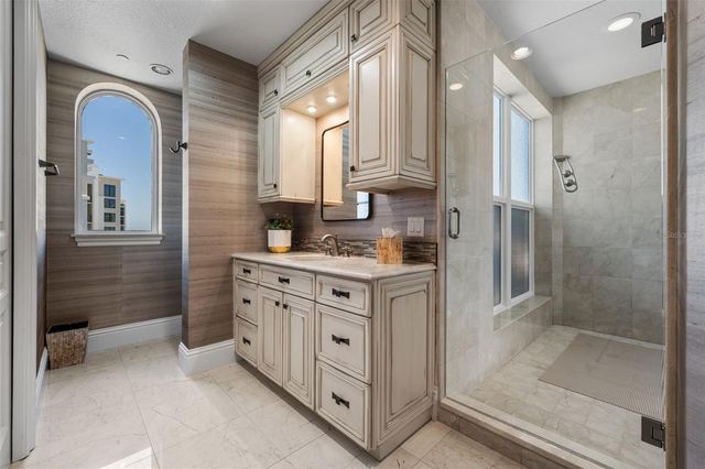 464 GOLDEN GATE POINT 703, Sarasota, FL 34236