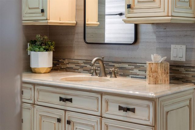 464 GOLDEN GATE POINT 703, Sarasota, FL 34236